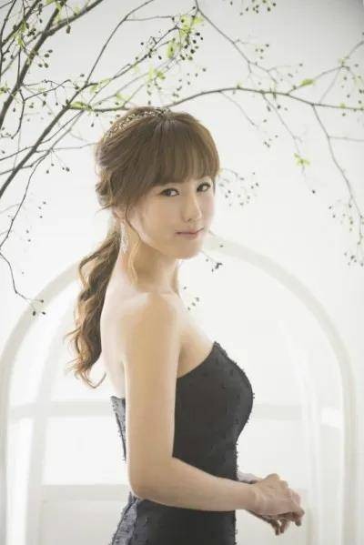 她是气质音乐剧演员，却战胜了宋允儿，成功嫁给韩流始祖安在旭。