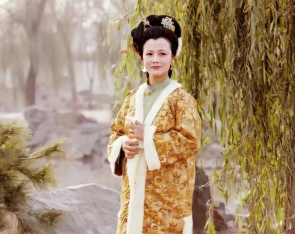 红楼梦未解之谜：角色多达983人，却无新生儿降生，却一个个死去
