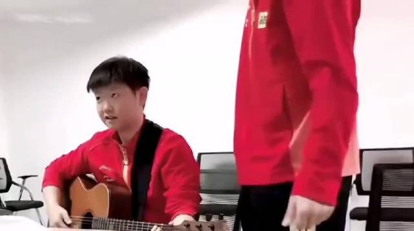 孙颖莎王楚钦边教学边拍视频引关注