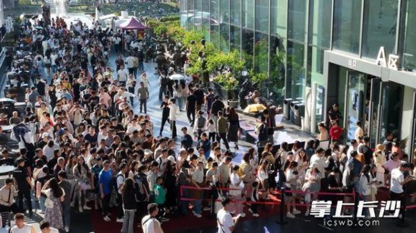 前五天接待市民游客超9万人次，李自健美术馆人气旺