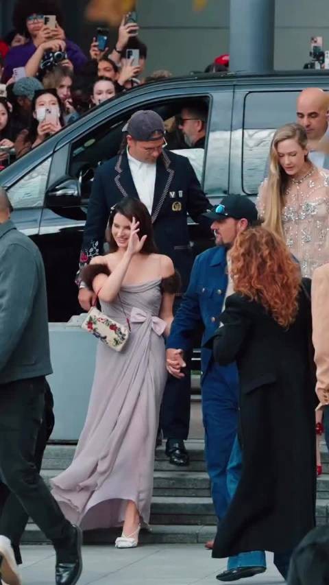 Lana Del Rey首秀华伦天奴大秀，与米开理友谊见证