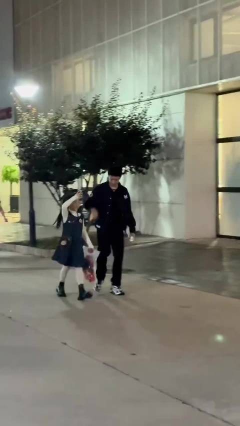 网友偶遇张维伊董璇携女出行，共同照顾女方父母