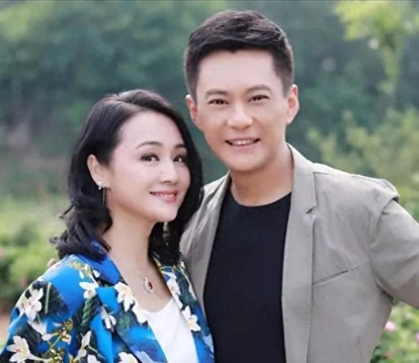曹颖一家同台庆中秋，55岁王斑看比老婆还年轻 14岁儿子很有星范