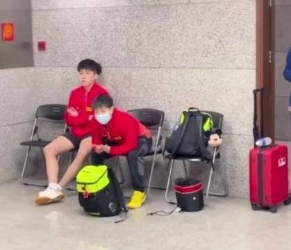好喜欢这里的氛围 两人同时抬手抓耳挠头的默契 太同步了