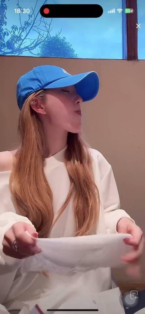 露思马伯骞直播互动，调侃造型潮范十足