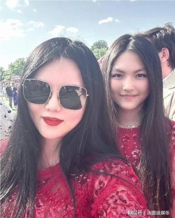 李湘傻眼了！给王诗龄营造了十多年的名媛人设，被一张照片毁了！