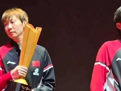 笑不活了!王楚钦抱不动奖杯哇哇叫,王曼昱不忍直视