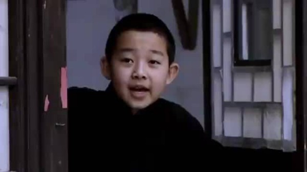 熊孩子嘴臭妈妈不管，结果被兵痞当街斩首：社会可没人惯你