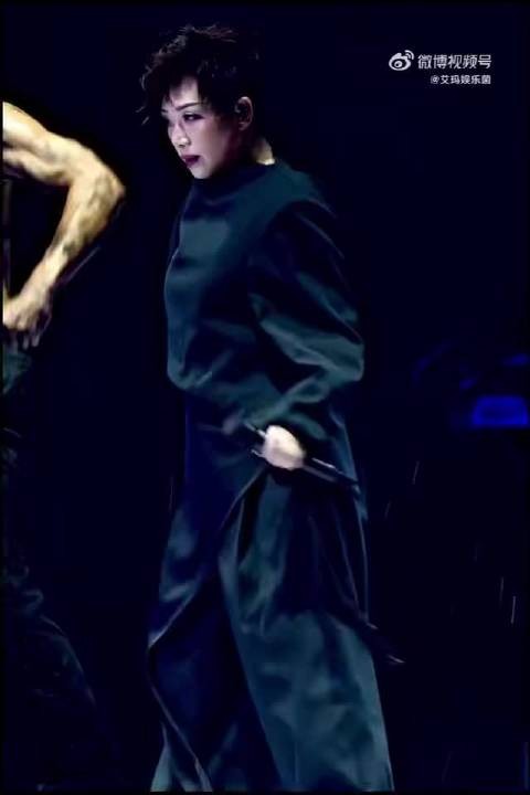 林忆莲长春演唱会穿萝卜裤飒爽开唱,50+唱跳稳如磐石