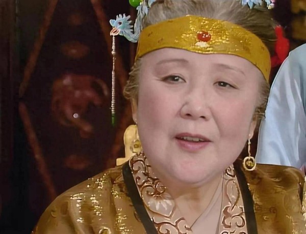 《红楼梦》：你根本不知贾母一场生日宴，炸出王熙凤多少秘密？不容易啊