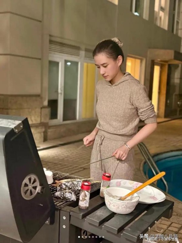 何超莲晒中秋团圆照！表面上窦骁缺席，实际上穿了老公代言的衣服