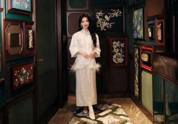 刘涛新中式造型诠释东方美学，一袭素衣温婉大气