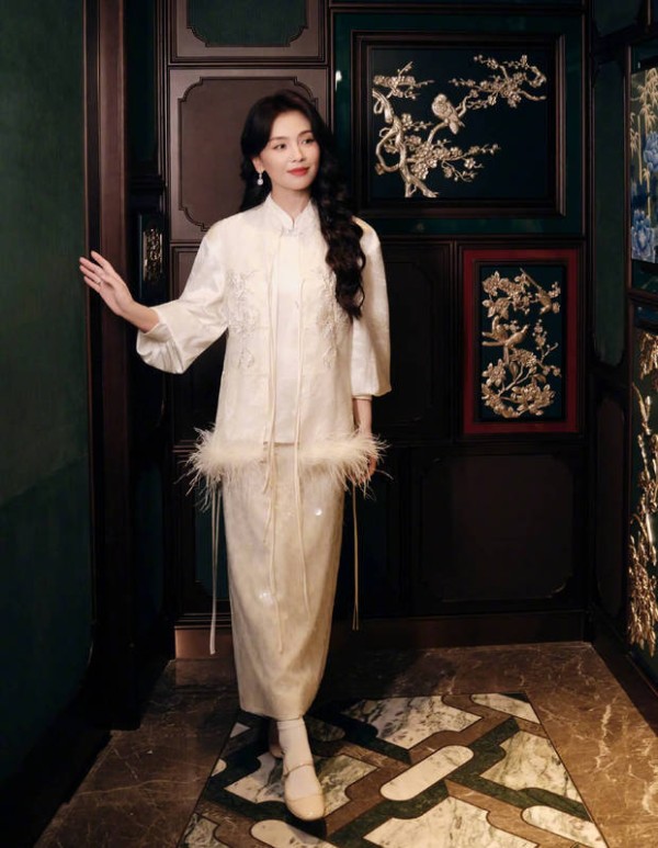 刘涛穿新中式服饰温婉大气！