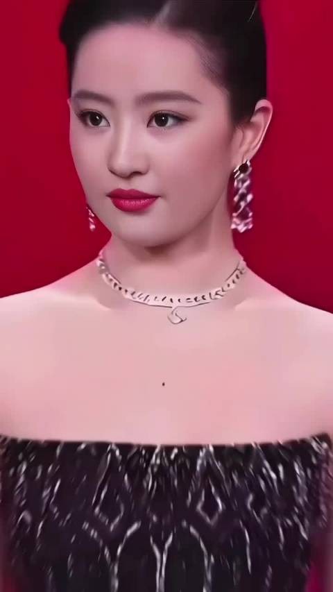 盘点刘亦菲绝美镜头，小香肩嫩白，事业线傲人，女人味十足好哇塞