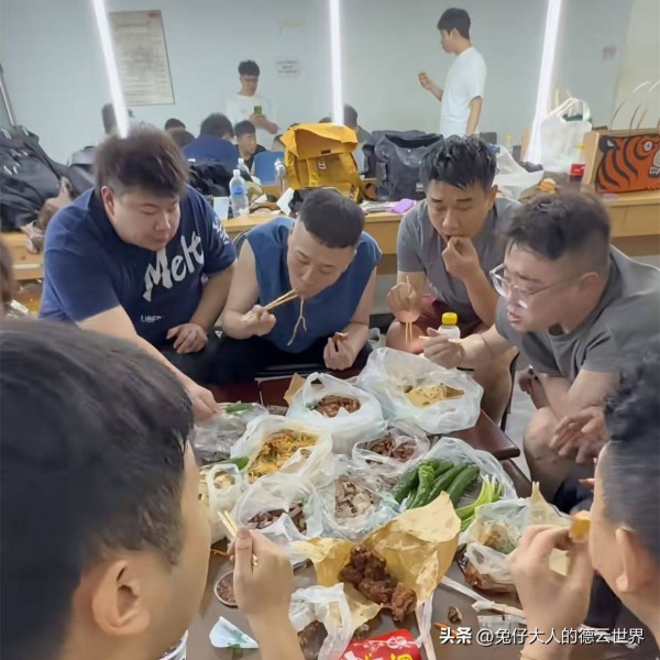 德云八队中秋夜聚餐，人少菜少却有仪式感，现场照被晒，网友盛赞