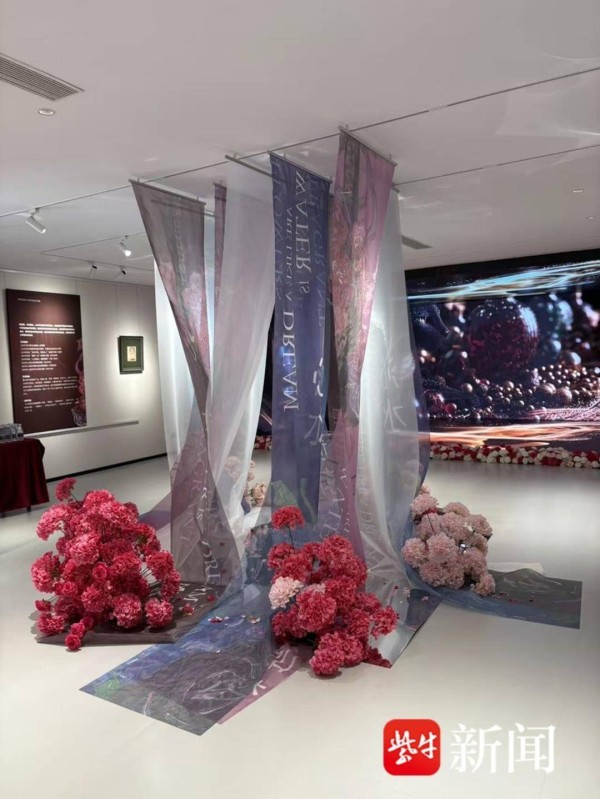 青年艺术家魏沁个展《曼丽红——绮花如梦•沁水凝香》开幕