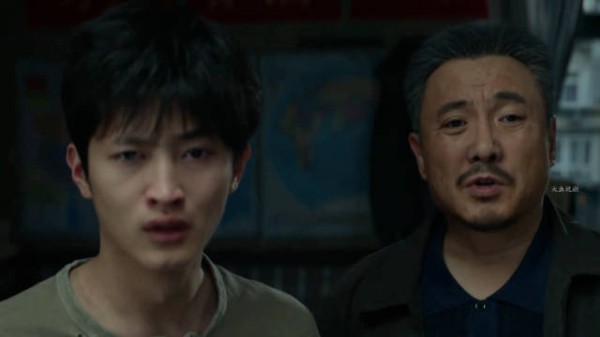 奶奶打篮球被马继业撞见，为了圆谎马成钢只能强行让李老师下线