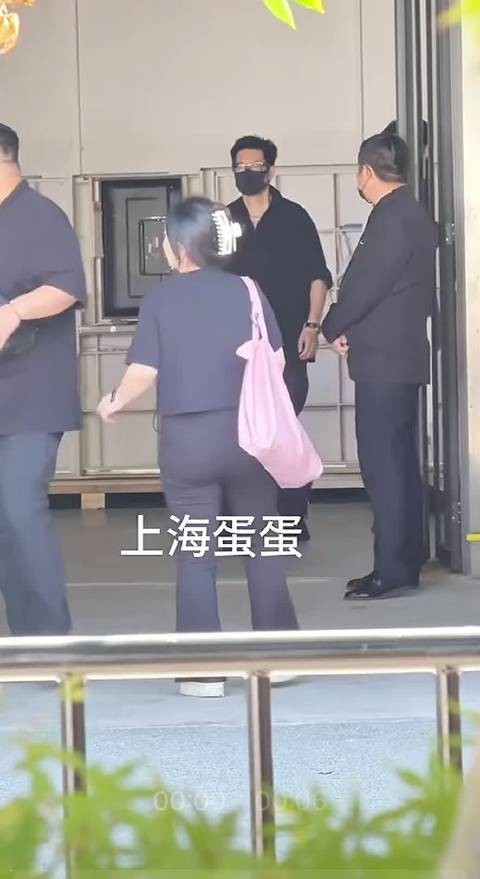 张凌赫生图路透，前面戴口罩的有点抢镜