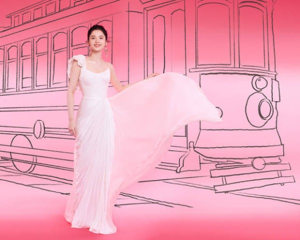 张婧仪笑容甜美。
