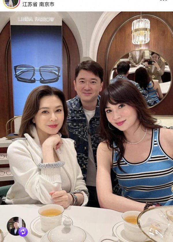 64岁关之琳现身南京眼镜店，打扮优雅不失贵气，与老板娘喝下午茶