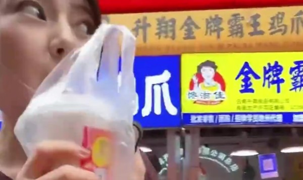 46岁高圆圆云南度假，化身行走的吃播炫美食，菜市场也掩盖不住她的气质