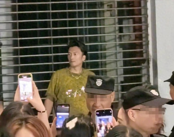 谢霆锋模仿者回应，抱歉引发拥堵，为了养家糊口，否认百万整容千万身价