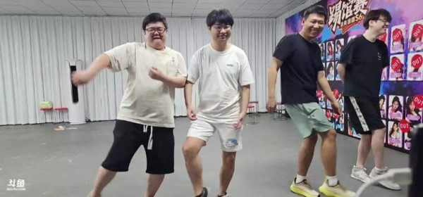 这扫腿舞有点变态了！