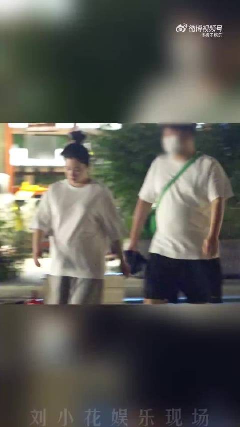 阚清子被拍到孕晚期和老公出门散步,走起来脚步轻盈,上车也很灵活
