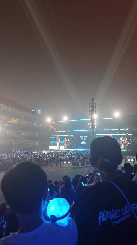 张杰演唱会突发全场无声音事故 然后你杰哥就水灵灵的开始盘腿做地上拜了
