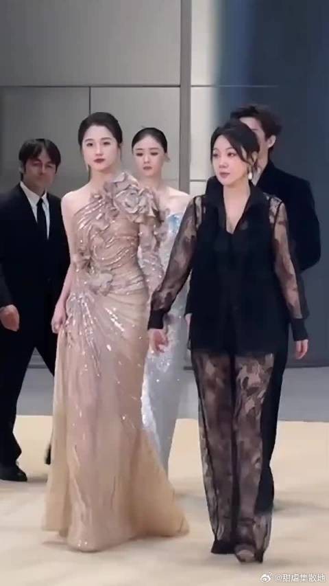 闫妮关晓彤将欣同框亮相上海电影节