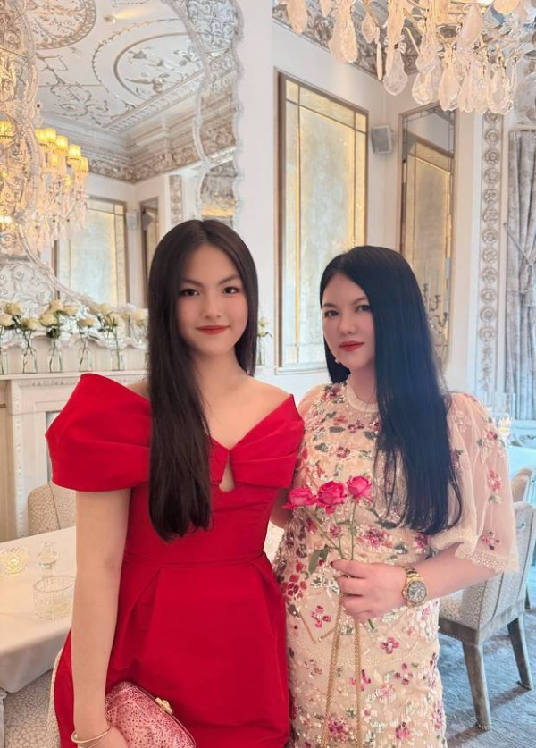 李湘穿碎花连衣裙和王诗龄合照，母女俩妆容精致。