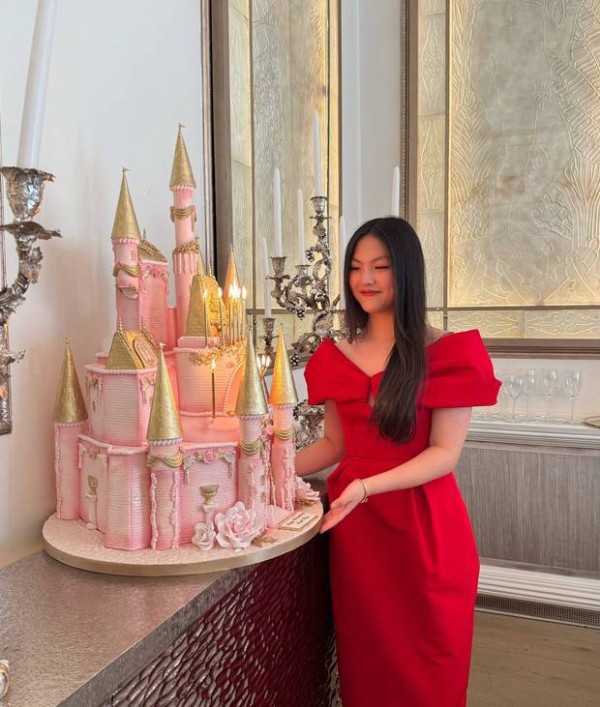 李湘分享王诗龄16岁生日照，穿红色露肩礼服笑容优雅