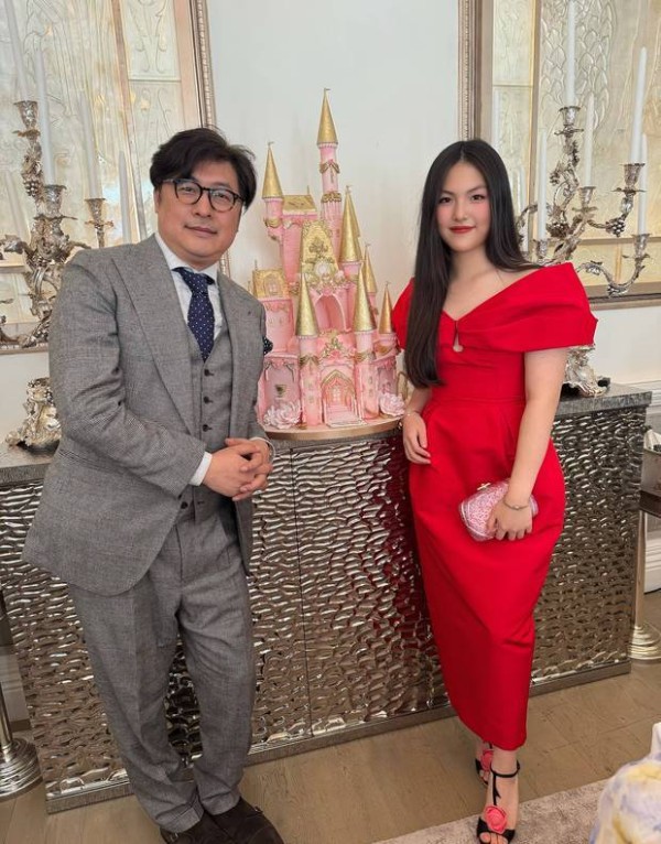 王诗龄和爸爸合照，画面温馨。