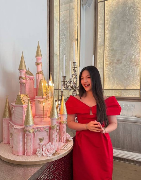 王诗龄笑容明媚。