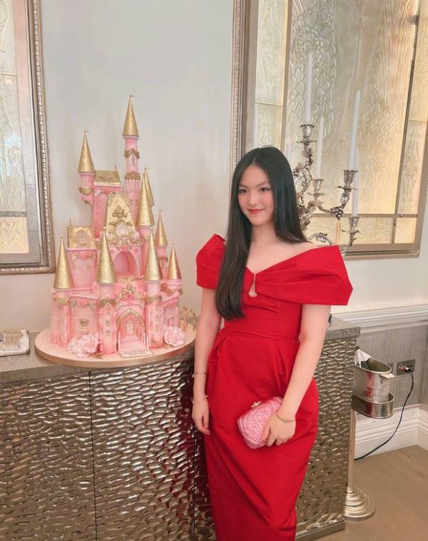 王诗龄拿着粉色小包，姿态端庄。