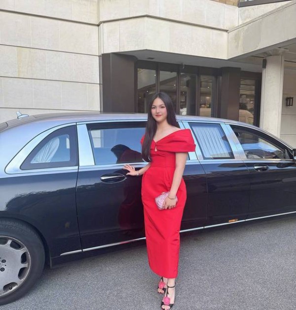 王诗龄站在黑色豪车旁，笑容优雅。