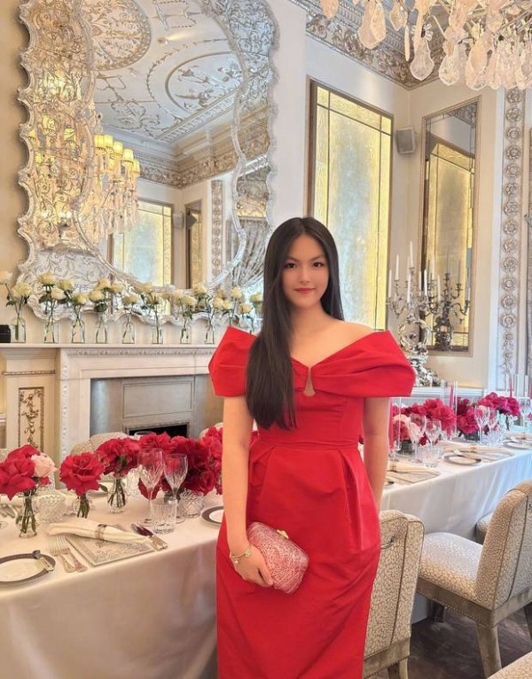 王诗龄长发披肩，姿态大方。