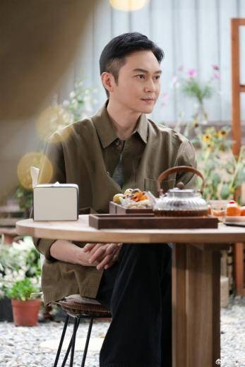 张智霖首谈退休舞台构想：全白背景黑礼服，敬畏中预习告别