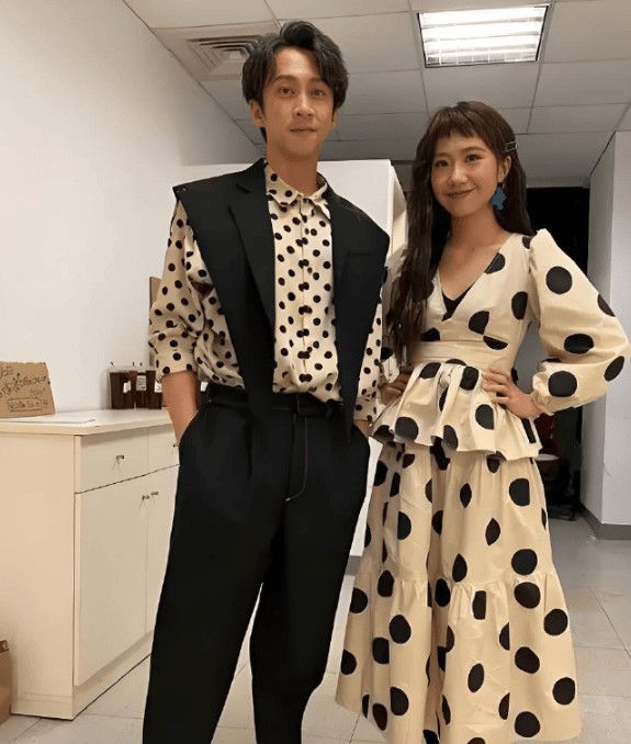 Lulu独家曝光陈汉典求婚细节！在家突然下跪惊喜告白，甜蜜瞬间曝光