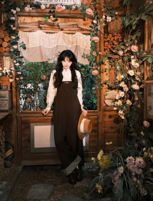 田曦薇28岁生日写真 棕色背带裤戴草帽灵动俏皮