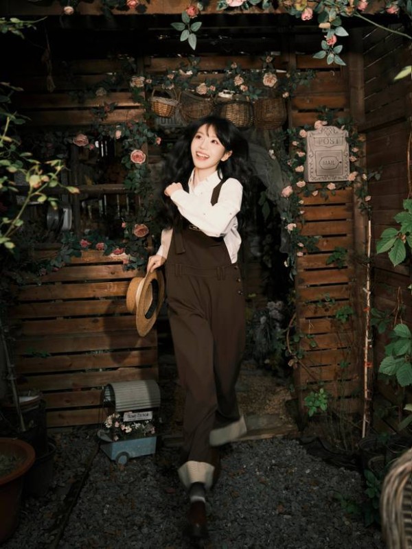 田曦薇在屋中奔跑，活泼灵动。