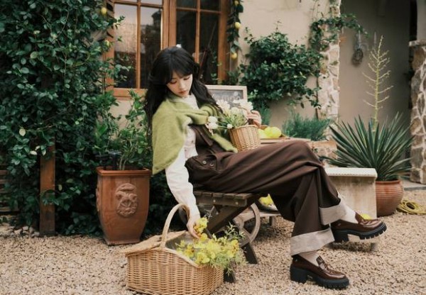 田曦薇披绿色上衣，化身森系少女。