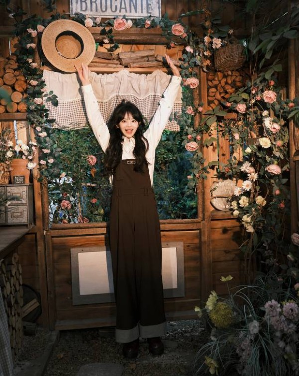 田曦薇举手欢呼，活力满满。