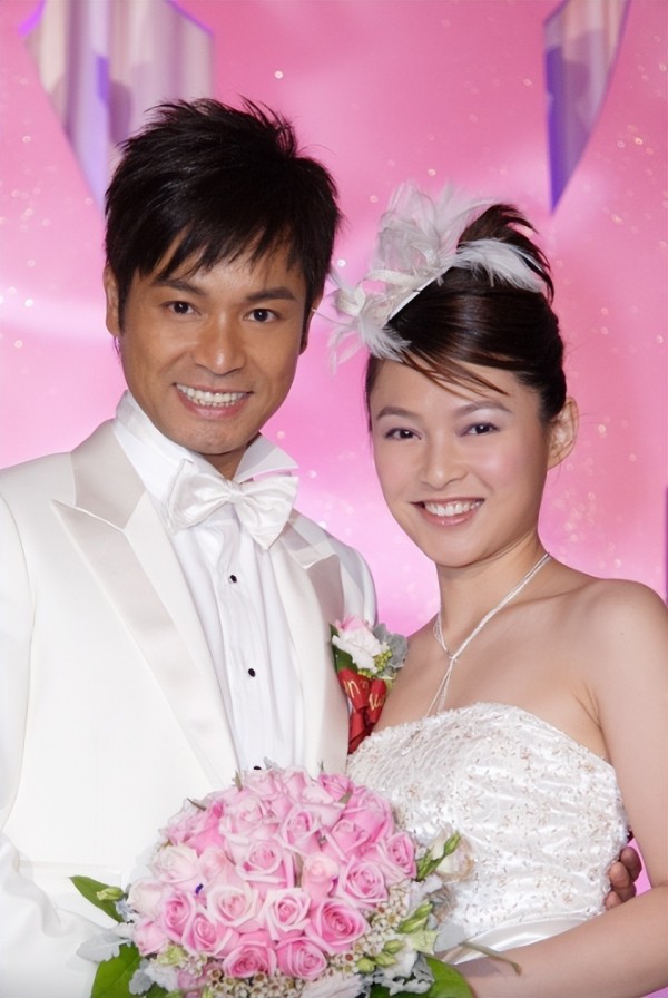 港媒曝郭晋安前妻新恋情！与秃头男约会，她主动挽男方手臂很恩爱
