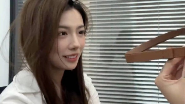 她还真有骨头哦