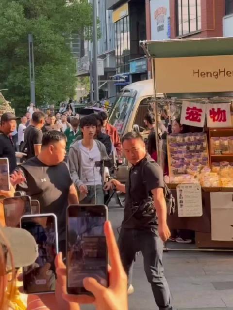 秦昊带伊能静儿子录节目,这对继父子感情好