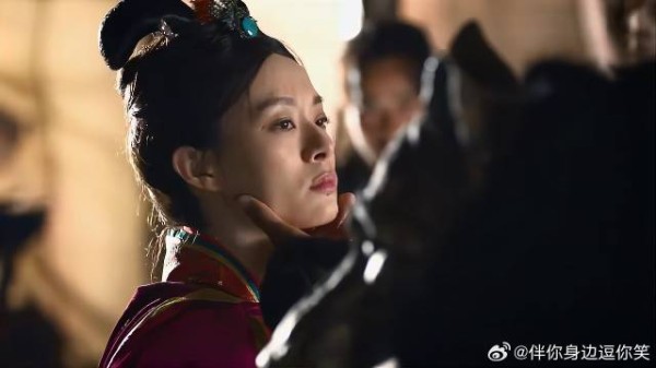 义渠君捏芈月下巴羞辱 芈月贼泼辣,当场拔簪子攮他