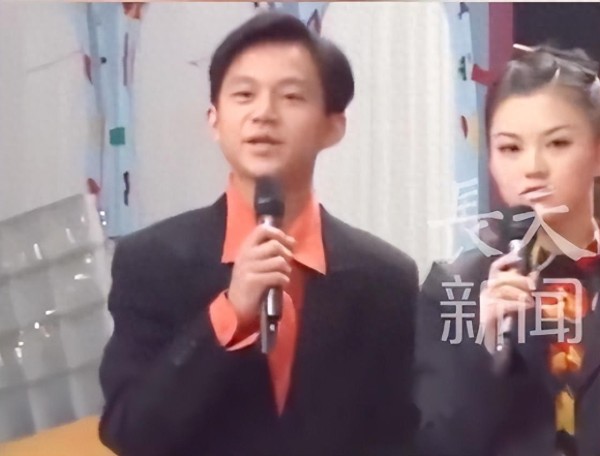 51岁何炅坦言：精力大不如前,我现在特别痛苦,又近视又老花