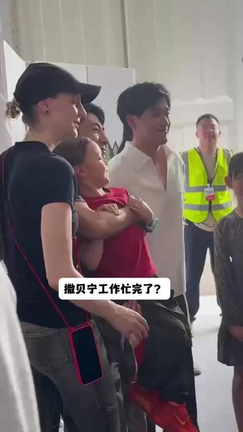 撒贝宁陪太太李白回温哥华,5岁儿子长高很多,一家四口太幸福