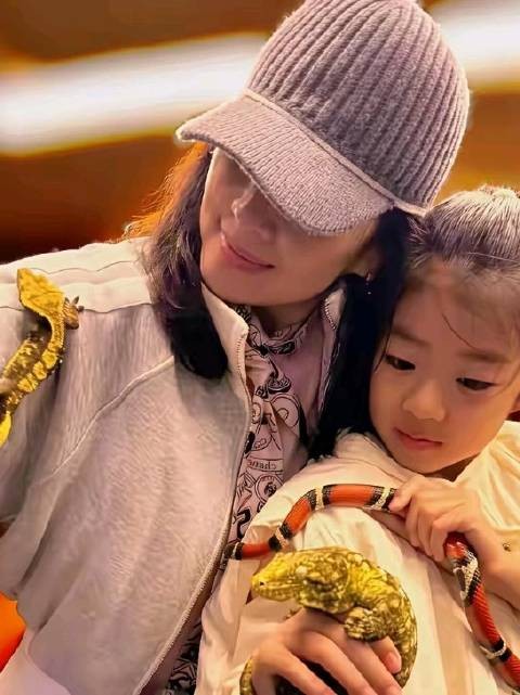 章子怡哽咽谈思念女儿醒醒,网友质疑其抚养安排
